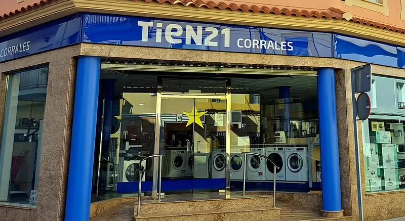 Fachada de Electrodomésticos Corrales en la Plaza Rollo Blanco de Miajadas