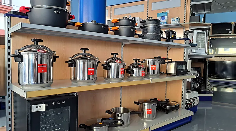 Ollas y menaje de cocina en las estanterías